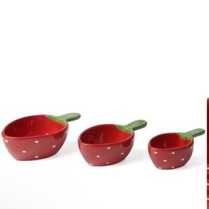 BULLSEYE PLAYGROUND NWT 3pc ceramic strawberry measuring cups